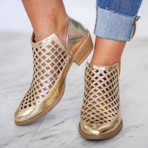 KIKI LARUE CALLEN GOLD METALLIC BOOTIES Size 9